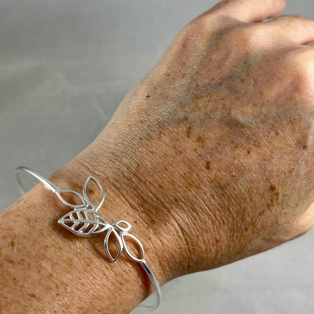 NEW Sterling silver bangle with leaf motif